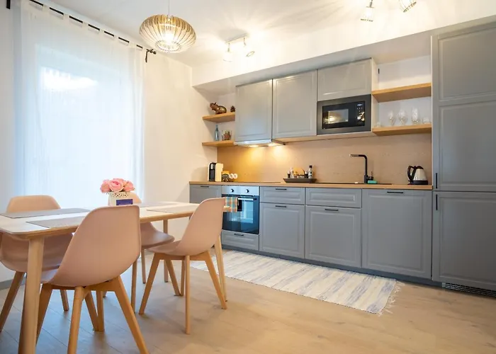 Dream Stay - Brand New Apartment With Balcony & Free Parking